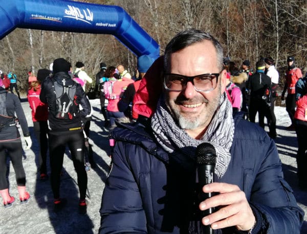 course-pédestre-concurrents-presentateur sportif-départ