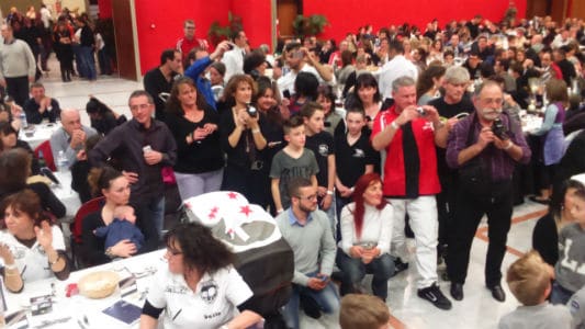 speaker moto-foule-spectateurs-spectatrice