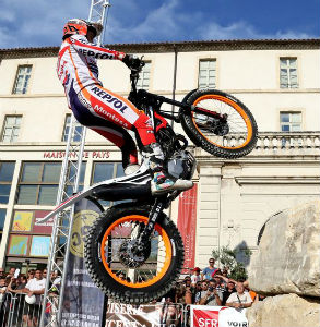 speaker moto-trial urbain-obstacle