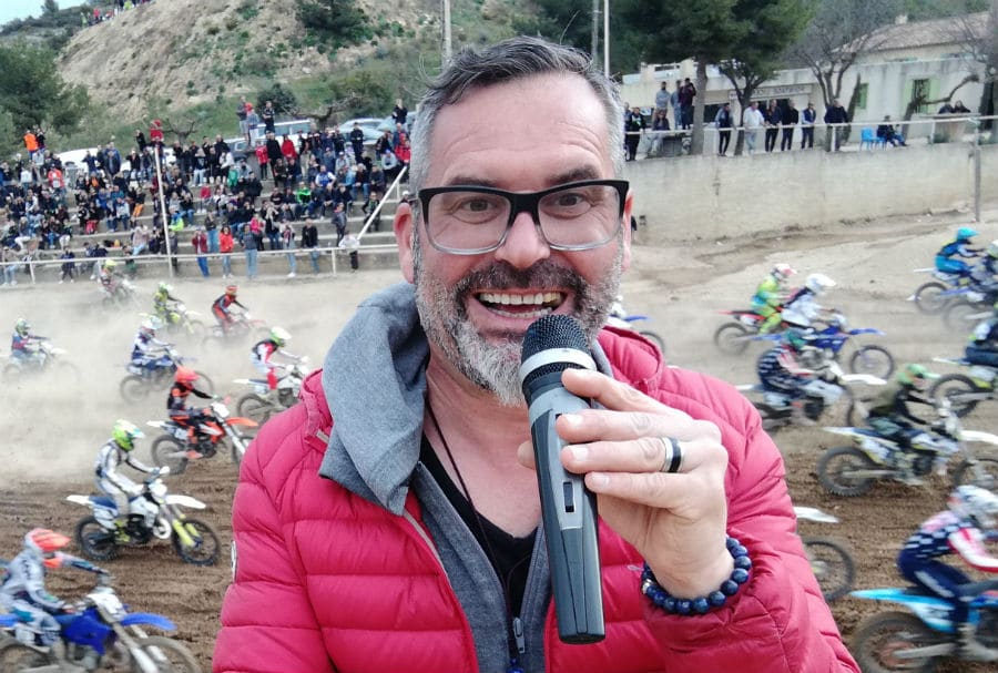 speaker de moto cross-pilotes-tribune-public-Sébastien Galaup