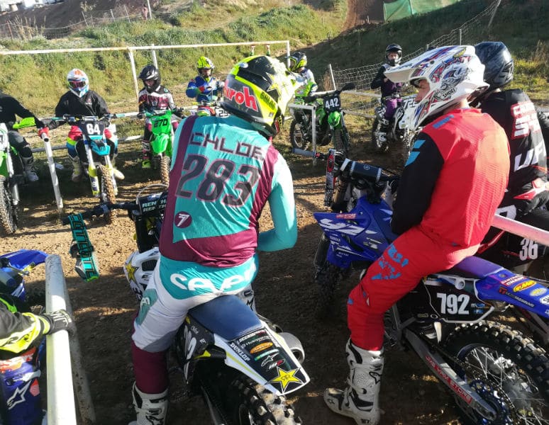 speaker de moto cross-pilotes-préparation-warm up