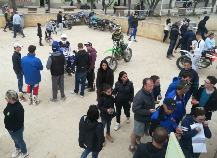 caisse-entrée-places-speaker de moto cross