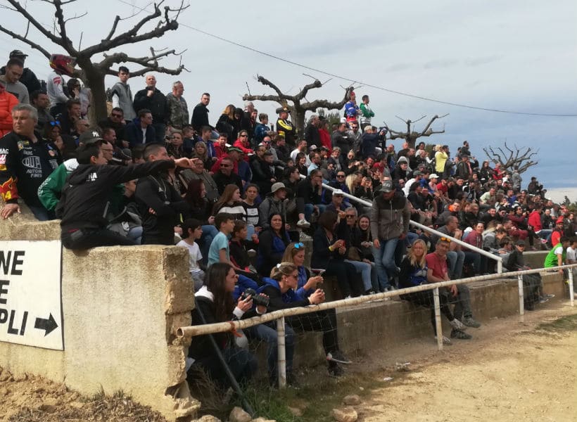 speaker de moto cross-tribune-foule