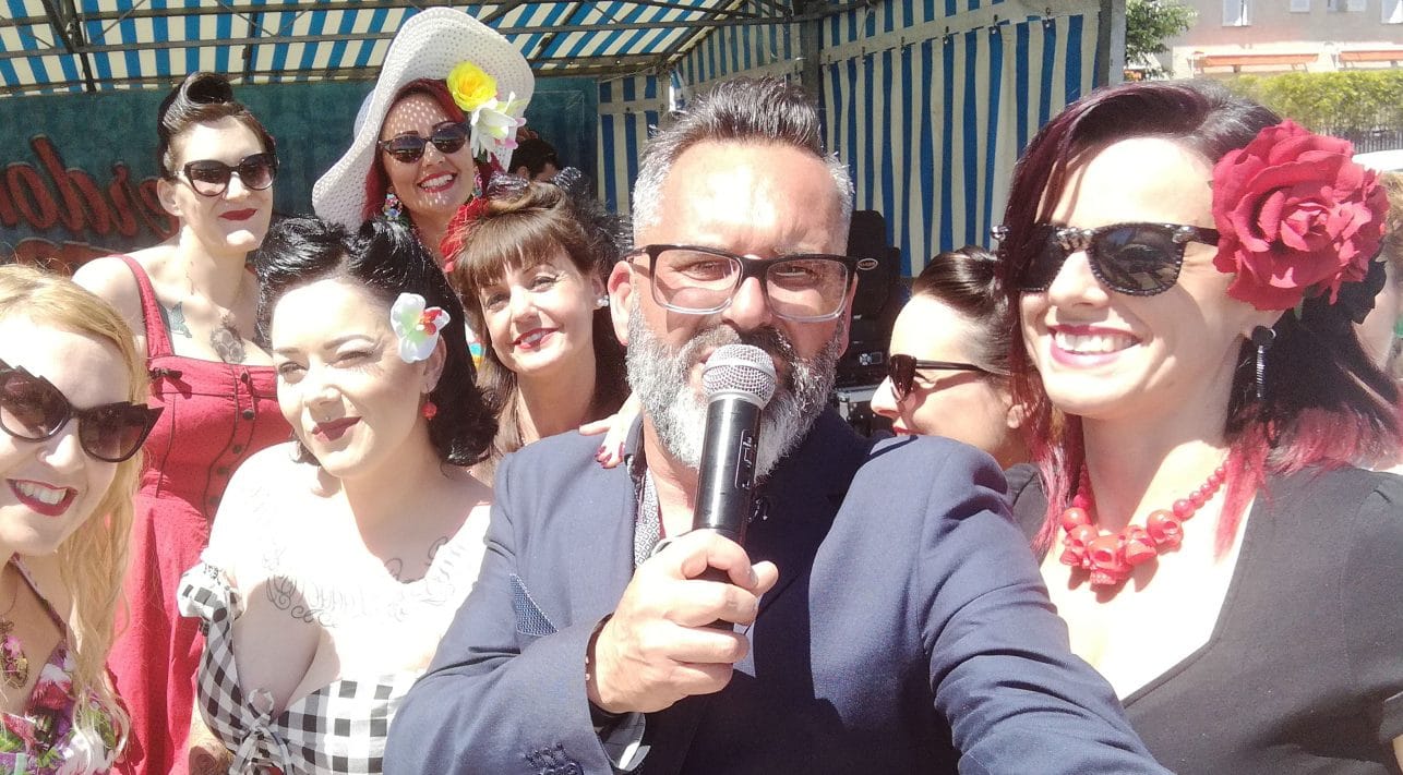 animateur du kustom Day-fête-foule-Sébastien Galaup-filles