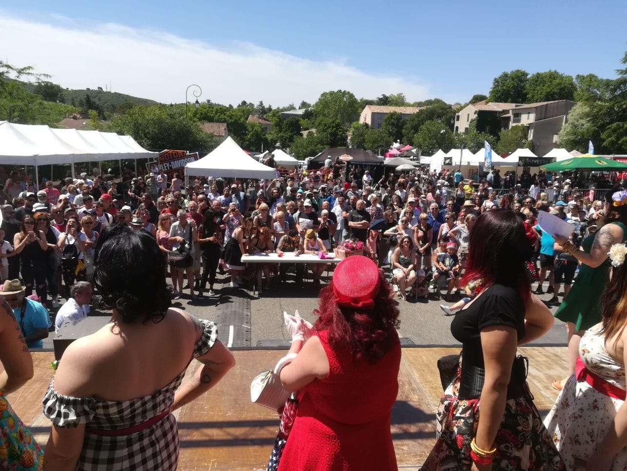 animateur du Kustom Day-élection-miss-pin up-défilé