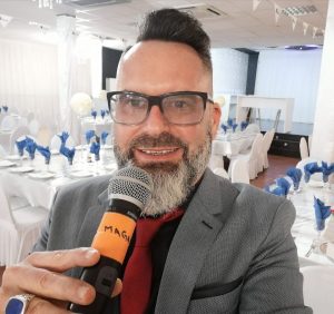 trophées-présentation-Azur Confort animateur micro-remise de prix-entreprise