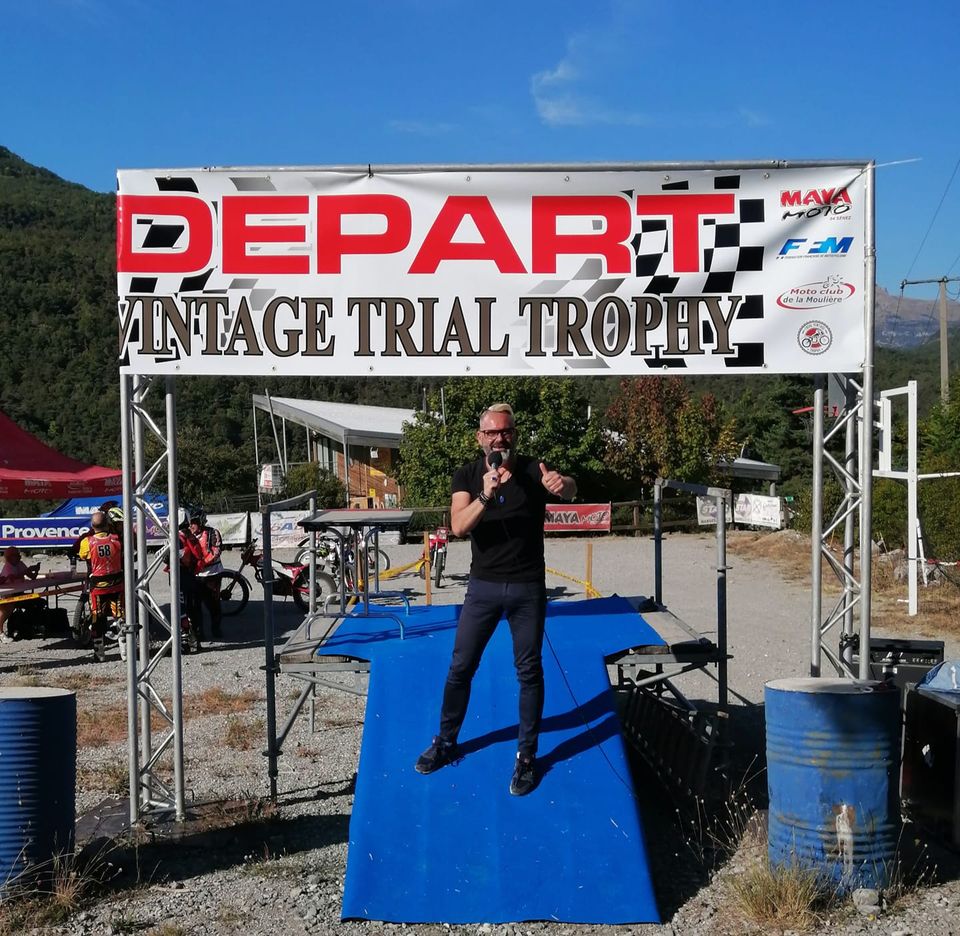 présentateur sportif-motos-trial-compétition